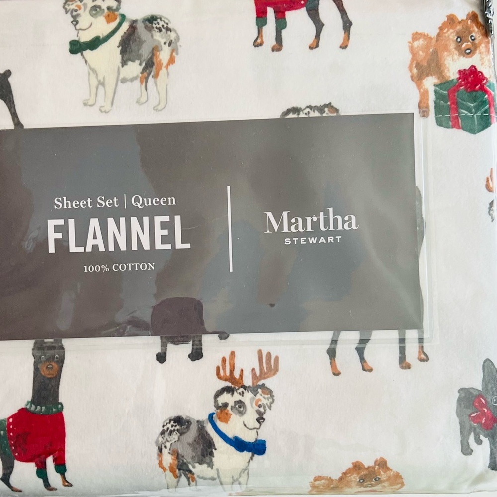 Are you ready to be cozy! Martha Stewart queen size sheet set with holiday dogs